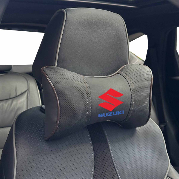 Подушка на подголовник с логотипом Suzuki Экокожа 3D Цветной лого Черная-Коричневый кант 1 шт
