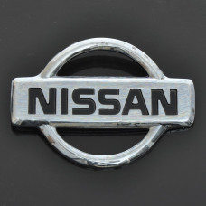 Емблема для Nissan 140 x 100 мм / пластикова / 2 пуклі