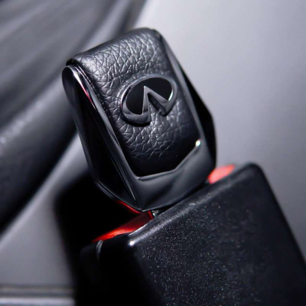 Подарунковий набір для Infiniti із заглушок та брелока з логотипом.