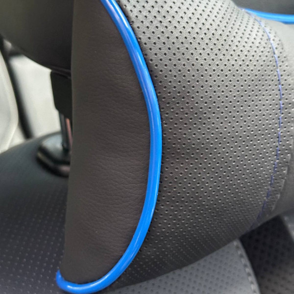 Подушка на підголівник з логотипом Subaru Екошкіра 3D Кольоровий лого Чорна-Синій кант 1 шт