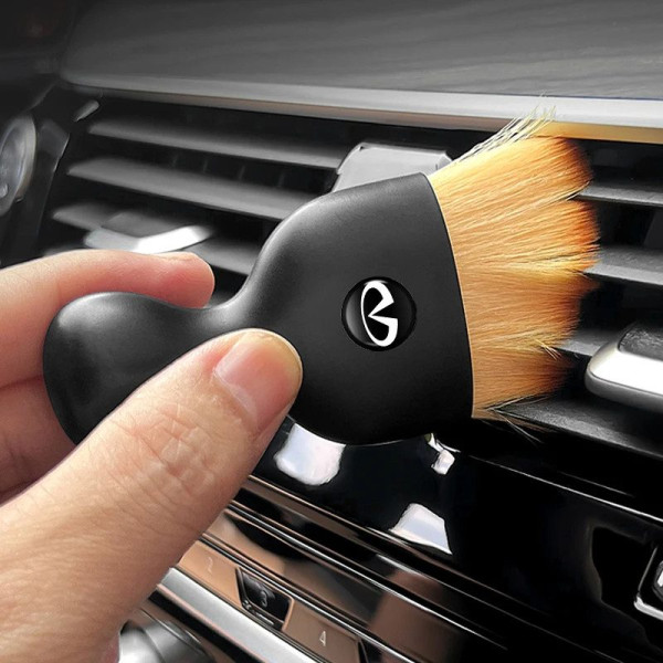 Щетка с логотипом Infiniti для чистки салона автомобиля