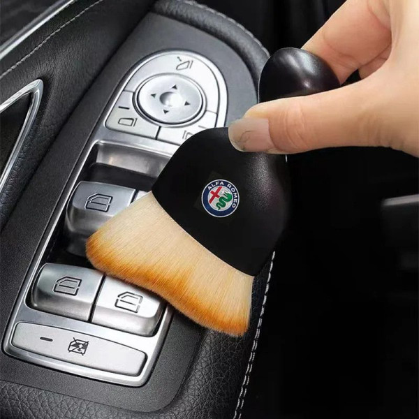 Щетка с логотипом Alfa Romeo для чистки салона автомобиля