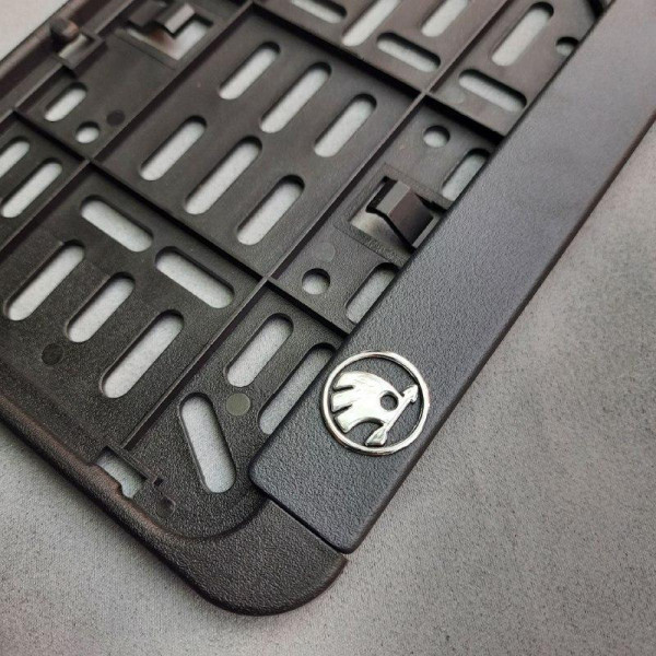 Рамка номера Skoda 3D надпись Хромированная / Полипропилен гибкий морозостойкий
