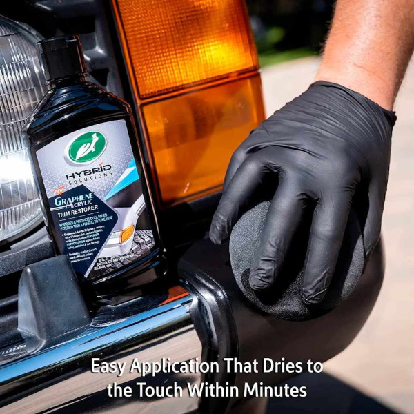 Восстановитель поверхностей пластика с графеном Turtle Wax Hybrid Solutions 300 мл (53869/17769)