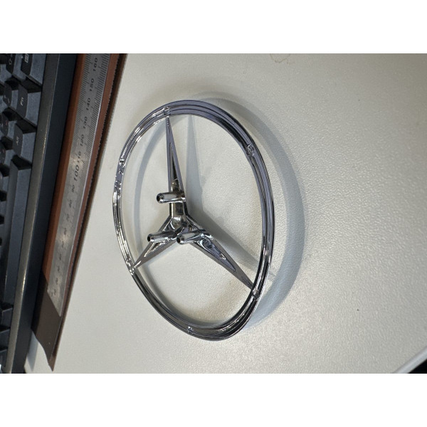 Емблема для Mercedes 85 мм Пластикова 3 пуклі Вигнута (A 639 758 0058 7F24)