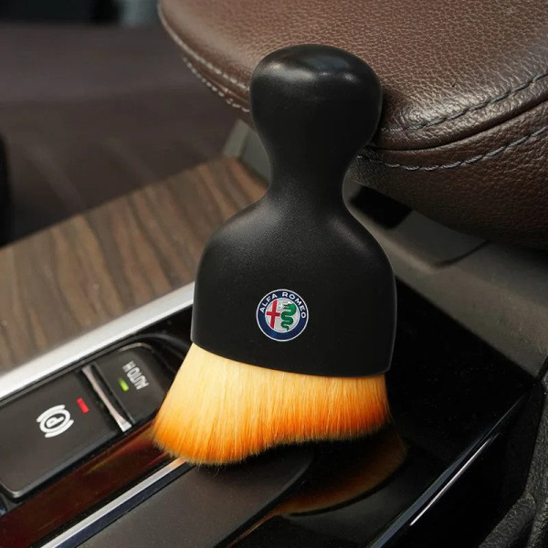 Щетка с логотипом Alfa Romeo для чистки салона автомобиля