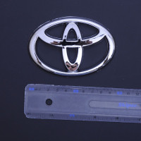 Эмблема для Toyota 100 x 68 мм пластиковая скотч