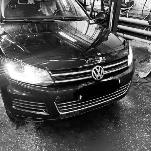 Дефлектор капоту мухобійка Volkswagen Touareg 2010- Євро Кріплення (Vip Tuning)