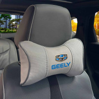 Подушка на підголівник з логотипом Geely Екошкіра 3D Кольоровий лого Сірі-Сірий кант 1 шт
