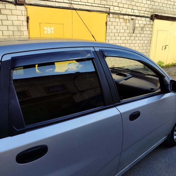 Дефлектори вікон вітровики Chevrolet Aveo T200 2002-2011 Хечбек Скотч 3M Voron Glass