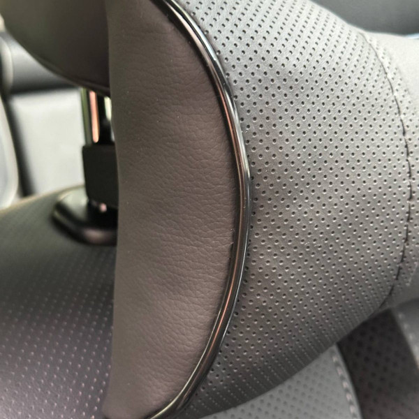 Подушка на підголівник з логотипом BMW Екошкіра 3D Кольоровий лого Чорна-Чорний кант 1 шт
